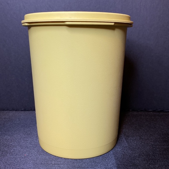 1970’s Tupperware Canister - Picture 3 of 11